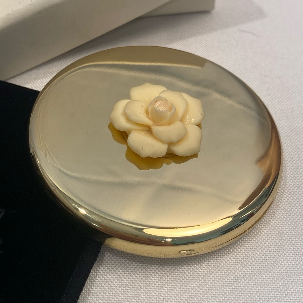 NOS Vintage Dolce Habana Gold Mini Compact Mirror, Gold Ornate Flower - Picture 2 of 4